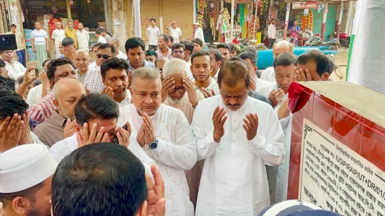 ১৮ কোটি টাকায় রায়পুর-হায়দারগঞ্জ সড়কের পৌর অংশের নির্মাণ কাজ উদ্বোধন