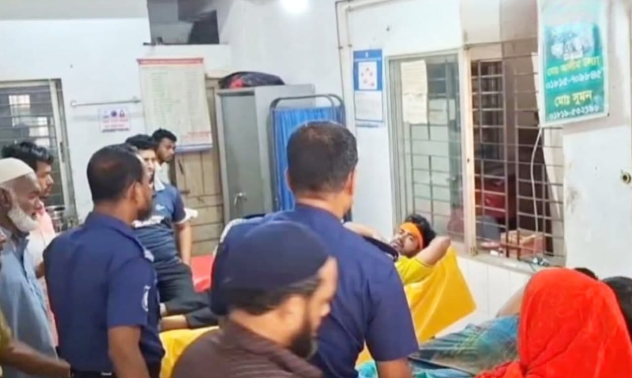 লক্ষ্মীপুরে ছেলেসহ ৩ জনকে কুপিয়ে অবসরপ্রাপ্ত ট্রাফিক কনস্টেবলের আত্মহত্যা