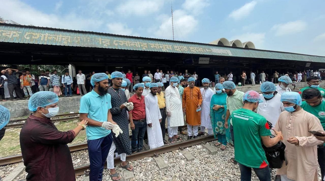 ব্রাহ্মণবাড়িয়া রেলওয়ে স্টেশনে বিডি ক্লিনসহ তিন সংগঠনের যৌথ পরিচ্ছন্নতা অভিযান