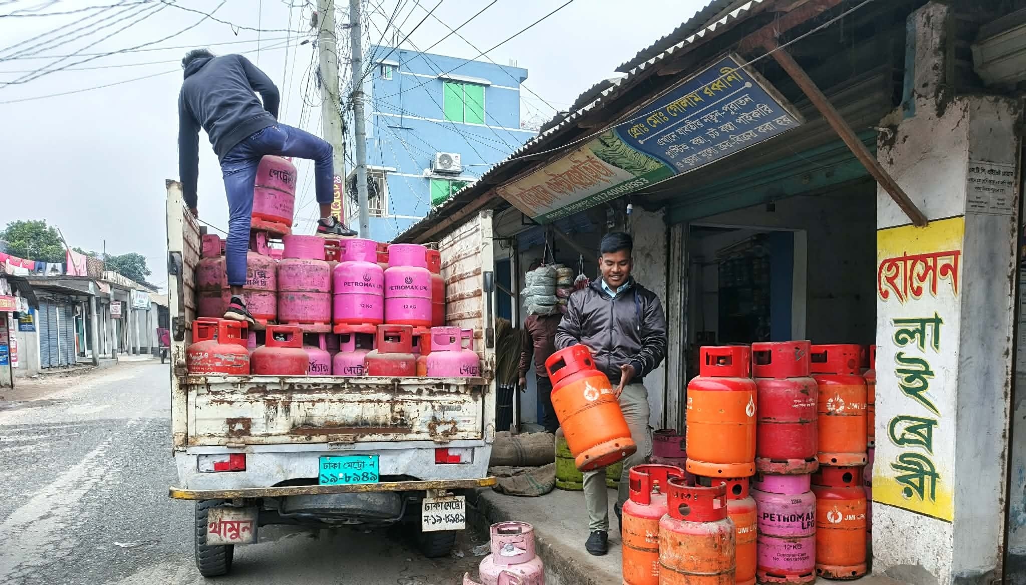 সরকারি দর উপেক্ষা করে এলপিজি বিক্রি