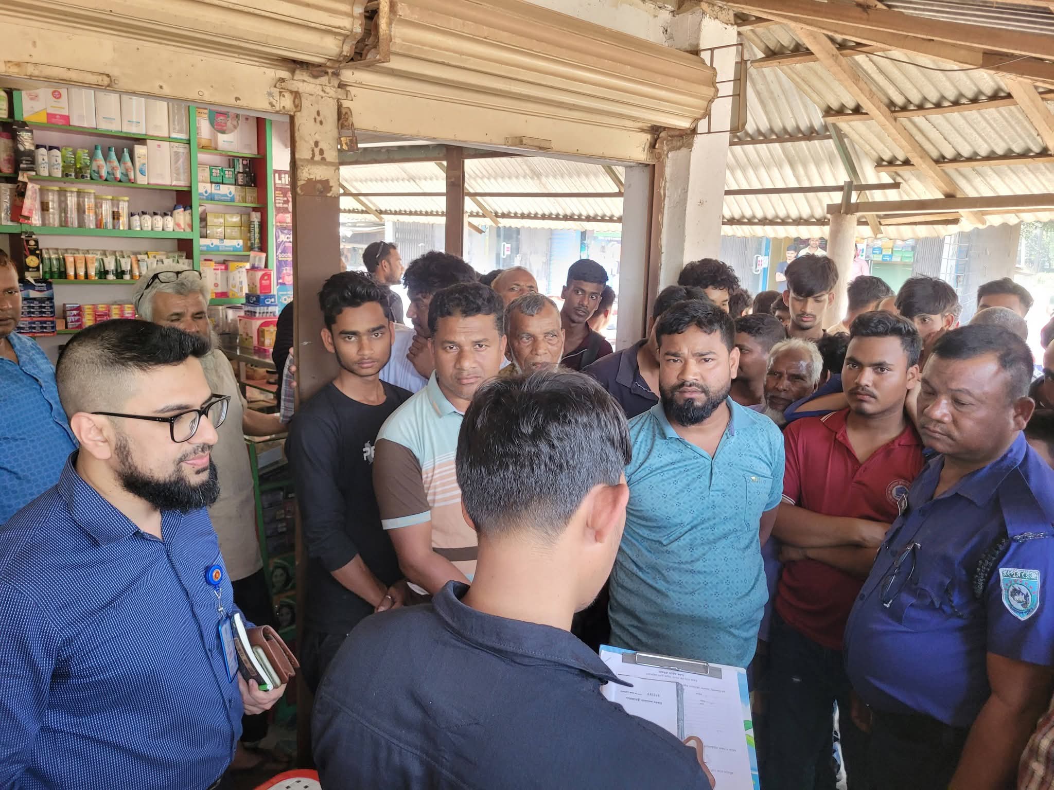 দিনাজপুরের খানসামায় পাম্পে ভ্রাম্যমাণ আদালত অভিযান পরিচালনা করেছে উপজেলা প্রশাসন