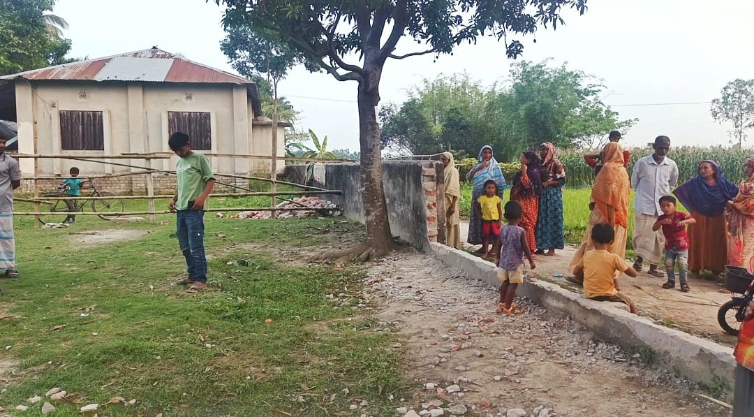 পেষ্টিপাড়া জামে মসজিদের জমি নিয়ে দ্বন্দ্ব, ভাঙল বাউন্ডারি ওয়াল