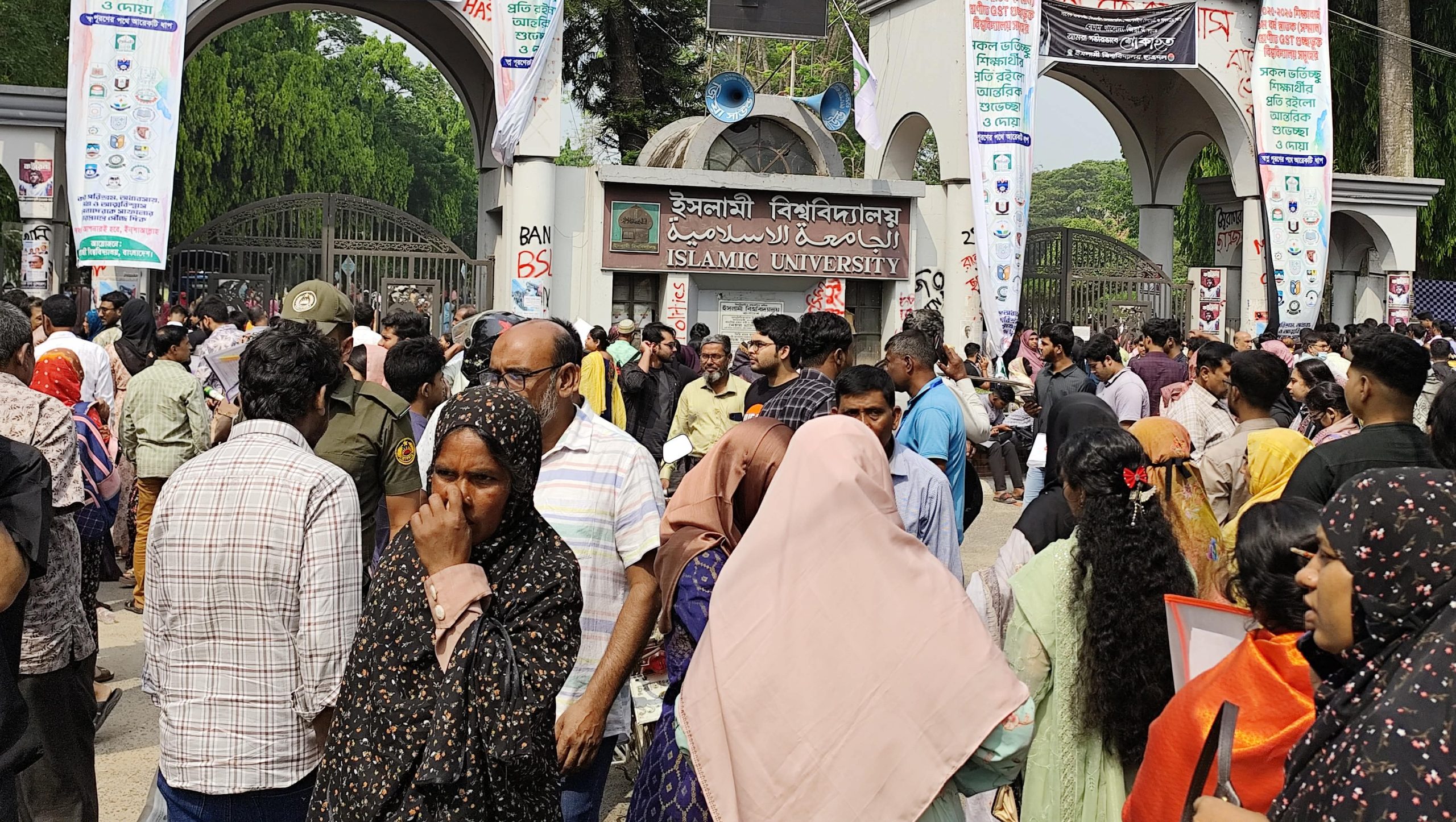 ইবিতে গুচ্ছ ‘এ’ ইউনিট ভর্তি পরীক্ষা শুরু, শিক্ষার্থীদের উপচে পড়া ভিড়