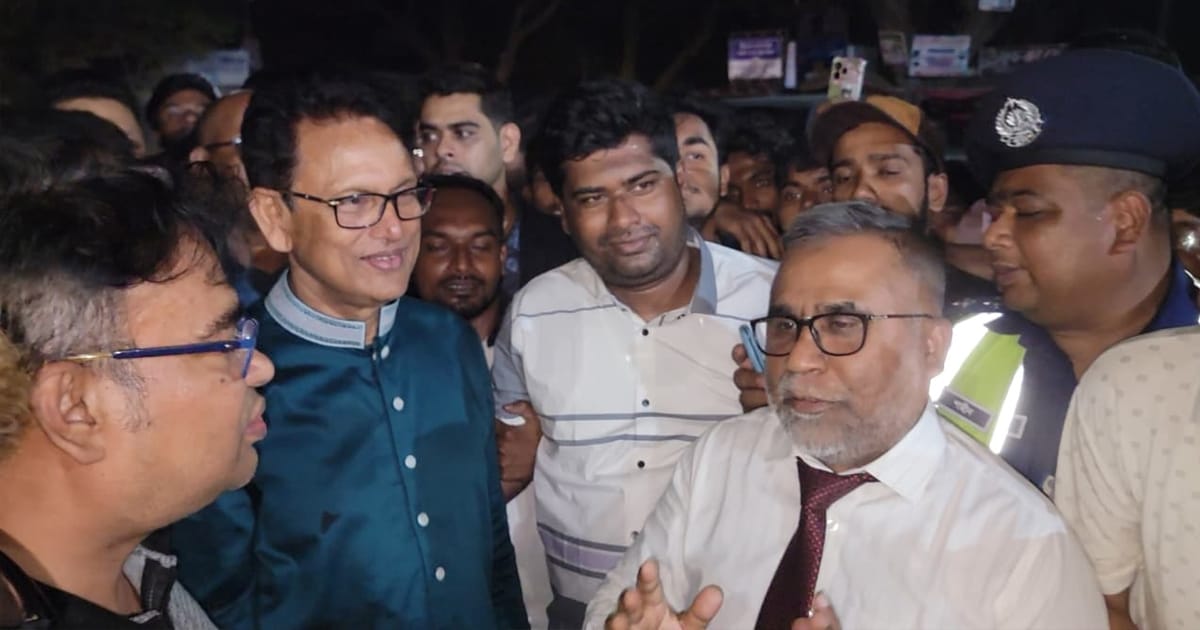 ইবি প্রধান ফটকে শিক্ষামন্ত্রী এহসানুল হক মিলনের সৌজন্য সাক্ষাৎ