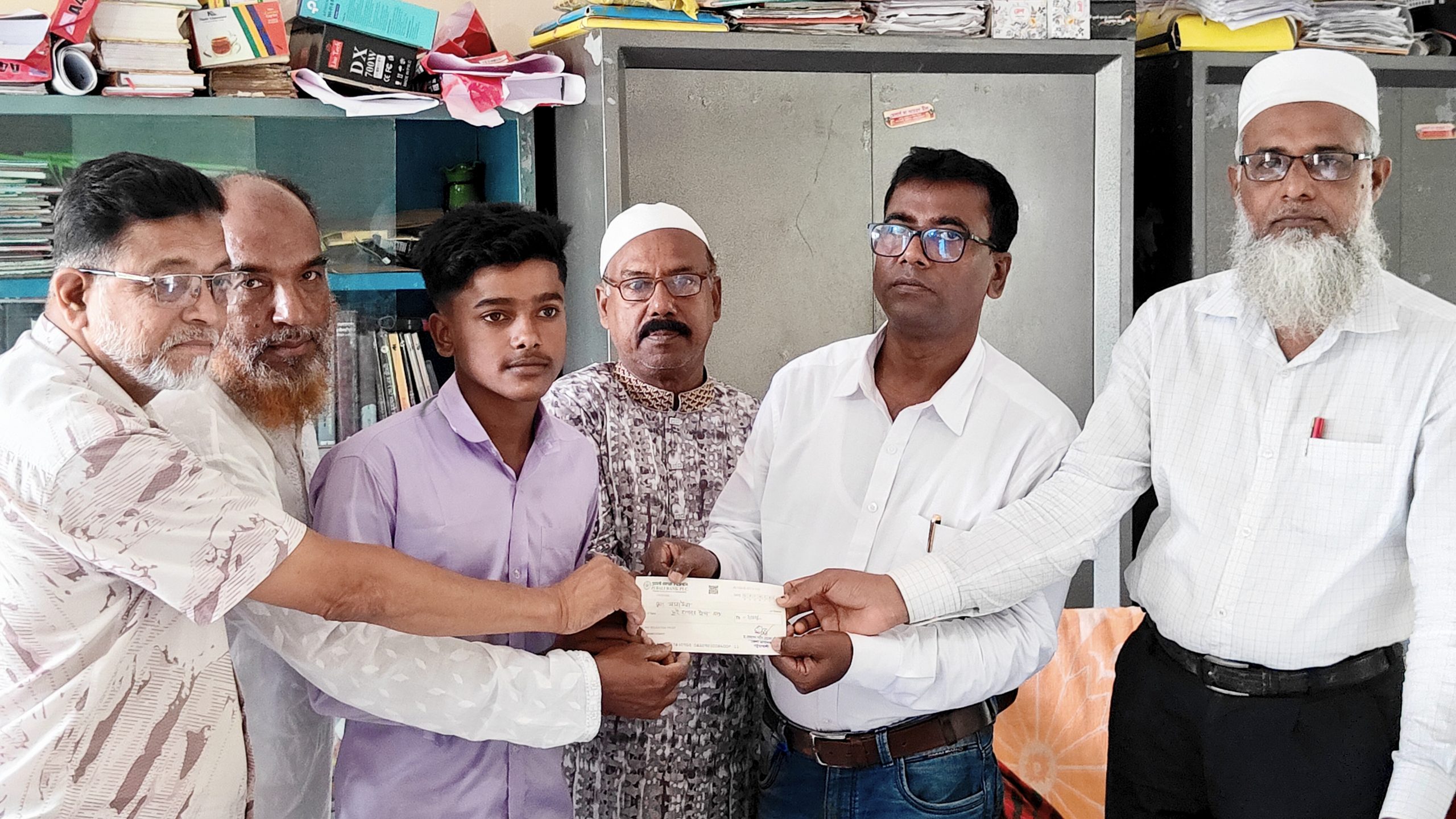 আবদুল হাই শিক্ষা ট্রাস্টের বৃত্তি বিতরণ: পটুয়াখালীর ৬০ মেধাবী শিক্ষার্থী পেল সহায়তা