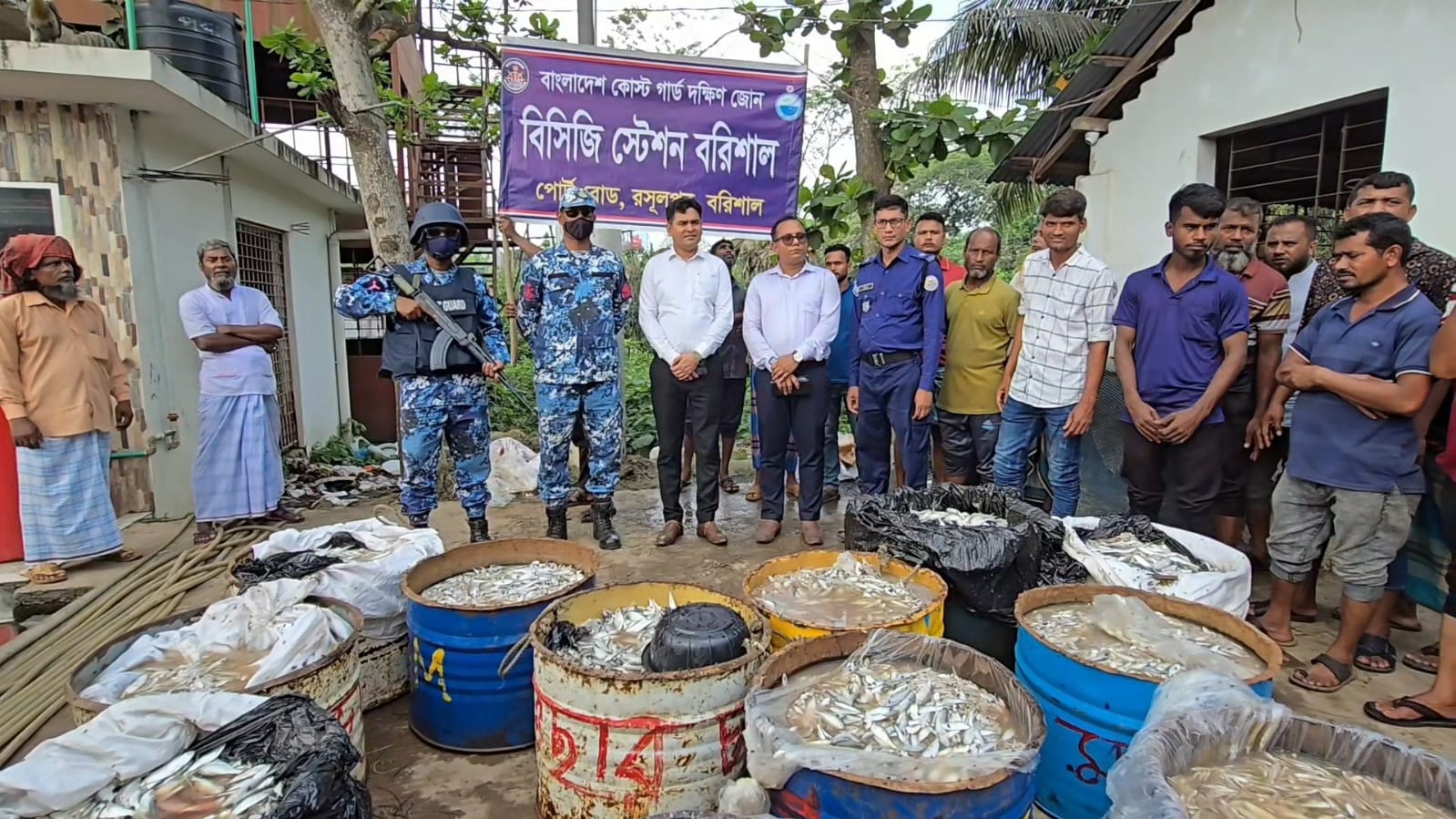 বরিশাল পটুয়াখালী মহা সড়কে এক হাজার সাতশ কেজি ঝাটকা মাছ জব্দ, জরিমানা