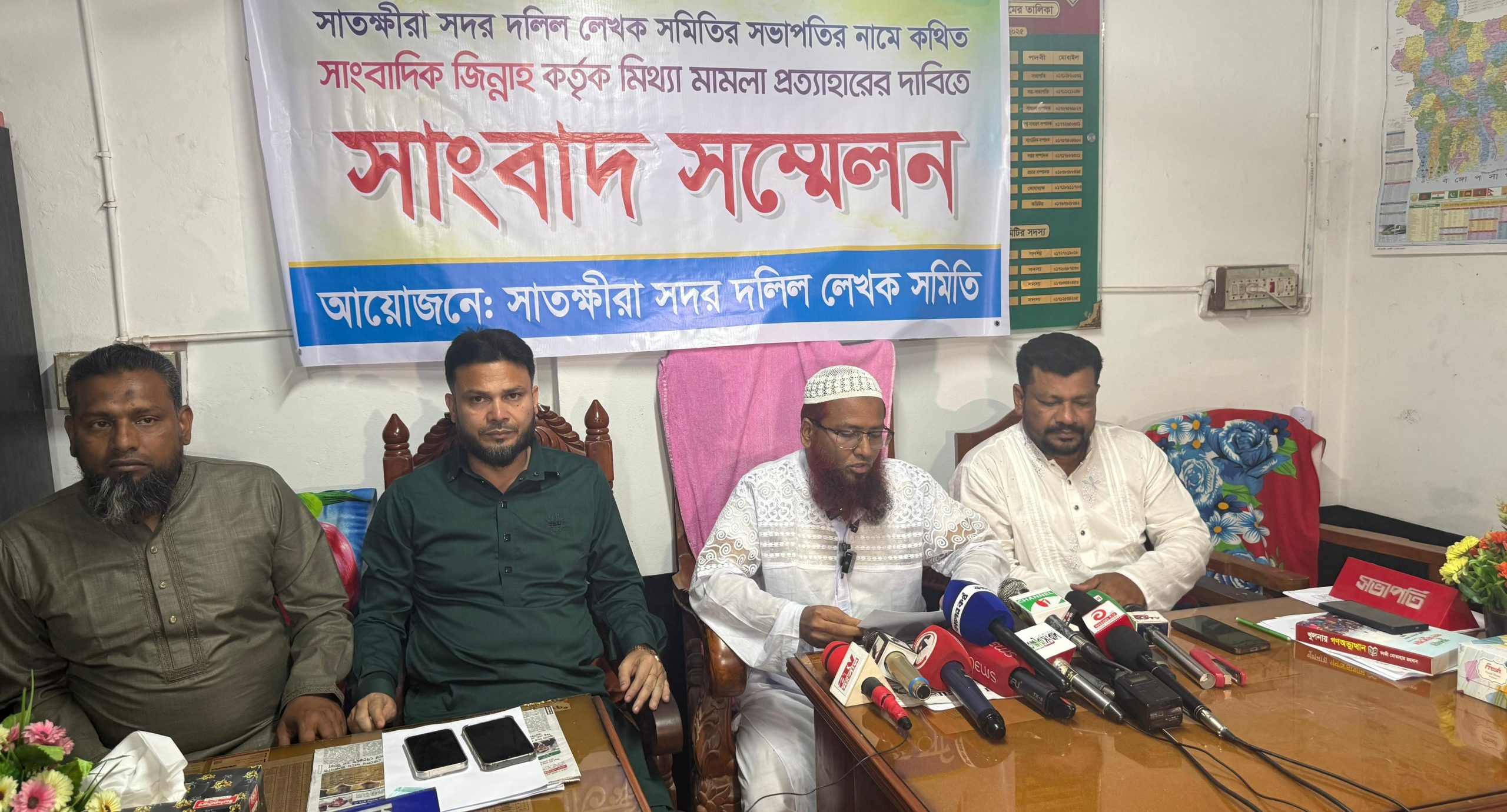 সাংবাদিকের ওপর হামলা: আসামির প্রকাশ্য চলাফেরা, চাপ এড়াতে সংবাদ সম্মেলনের অভিযোগ