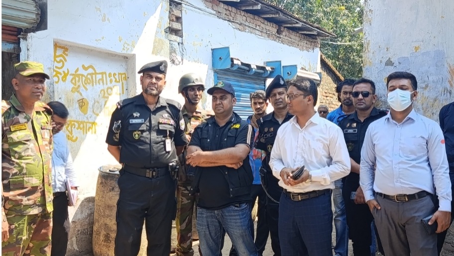 সাতক্ষীরা সুলতানপুর বড় বাজারে ভোজ্য তেল মজুদের বিরুদ্ধে জেলা প্রশাসন, র্যাব এবং সেনাবাহিনীর সমন্বয়ে বিশেষ যৌথ অভিযান