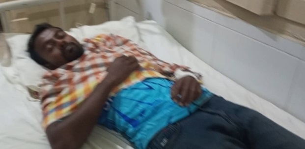সাতক্ষীরার আশাশুনি মাদক ব্যবসায়ীদের হামলায় যুবক আহত, হাসপাতালে ভর্তি
