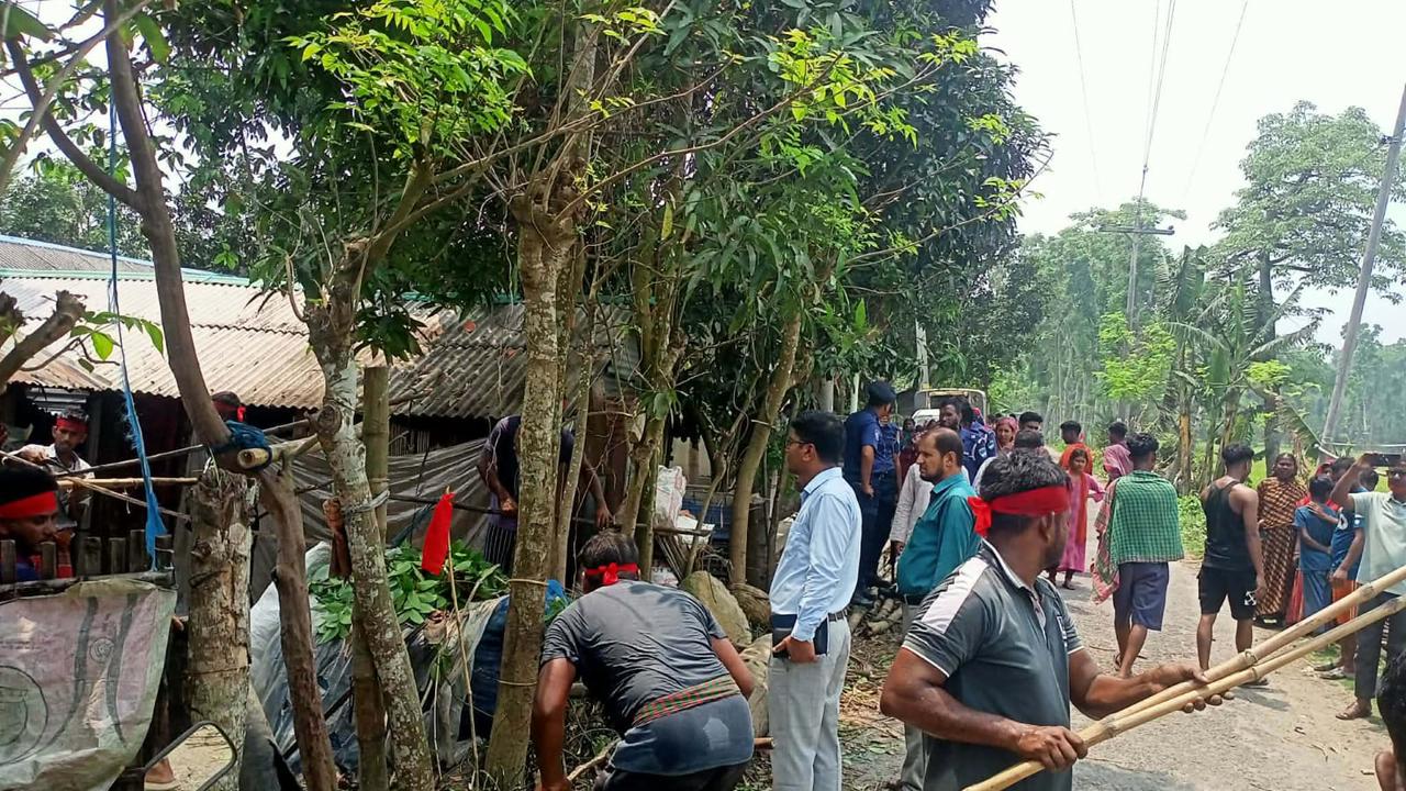 সাতক্ষীরায় প্রভাব খাটিয়ে উচ্ছেদের অভিযোগ, খোলা আকাশের নিচে দুই পরিবার