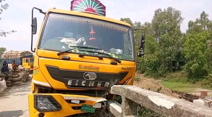 আত্রাই-ভবানীগঞ্জ সড়কে ট্রাক দুর্ঘটনা, অল্পের জন্য রক্ষা