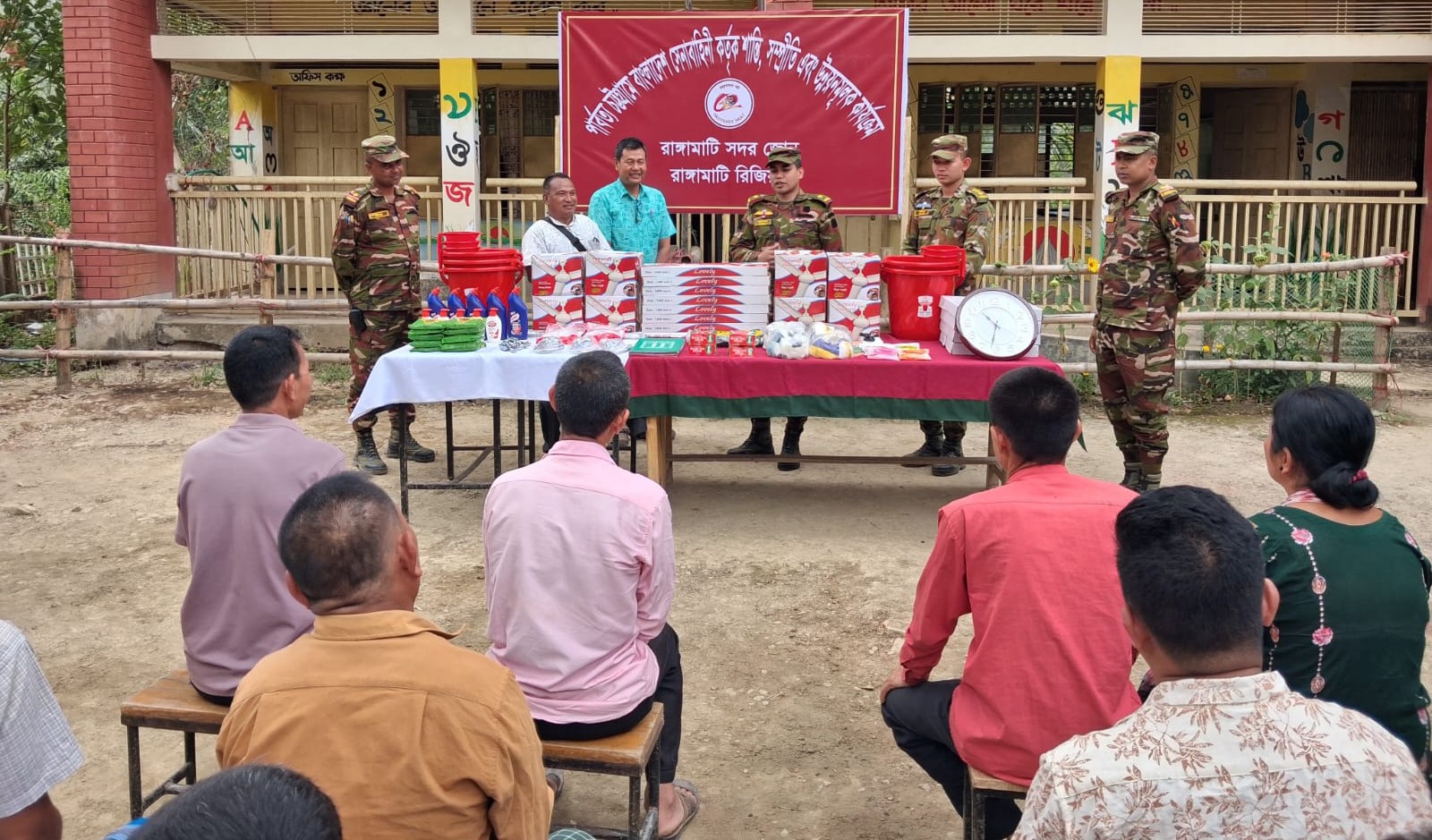 শিক্ষার পরিবেশ উন্নয়নে রাঙ্গামাটিতে সেনাবাহিনীর সহায়তা: স্কুলে সামগ্রী বিতরণ