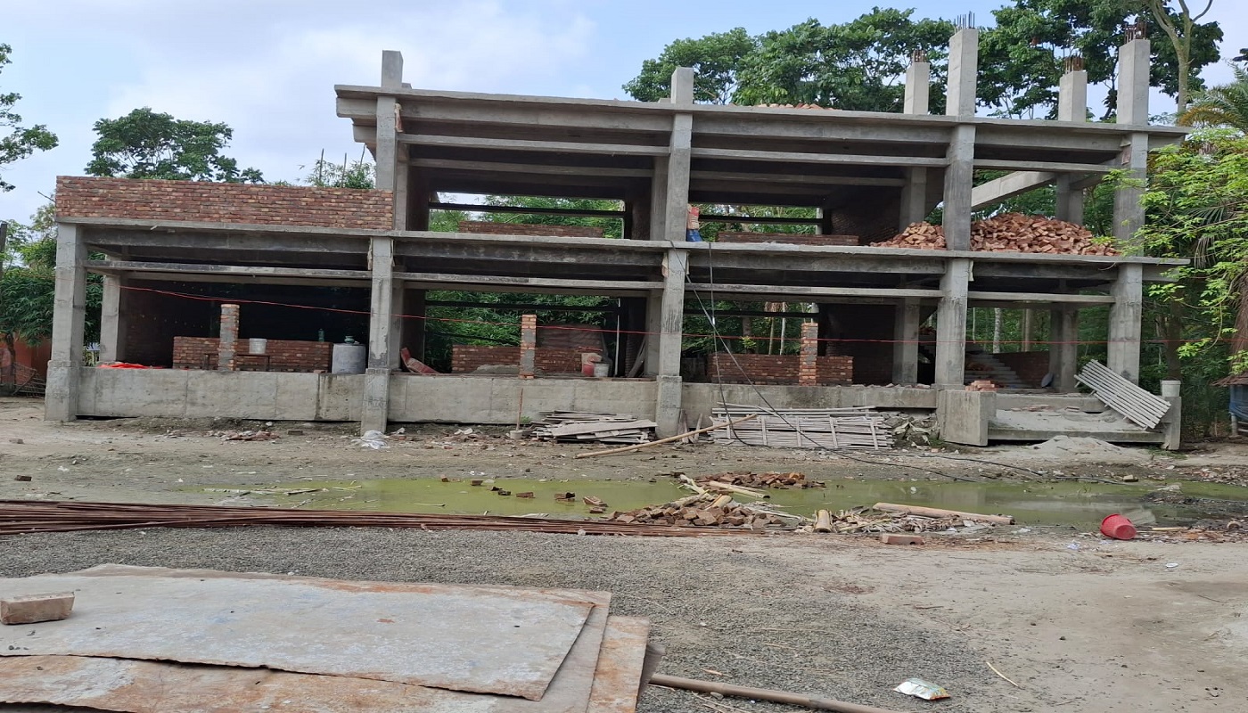 সাতক্ষীরায় প্রাথমিক বিদ্যালয়ের ভবন নির্মাণে ধীরগতি, পাঠদান ব্যাহত , জেলা প্রশাসকের আশু হস্তক্ষেপ কামনা