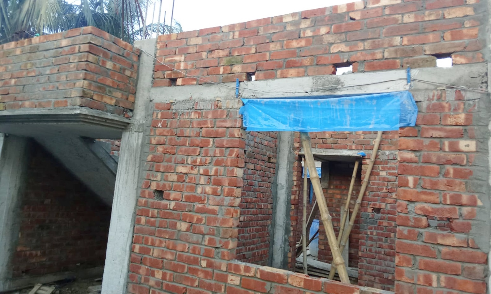 আত্রাইয়ে আদালতের নিষেধাজ্ঞা অমান্য করে স্থাপনা নির্মাণের অভিযোগ