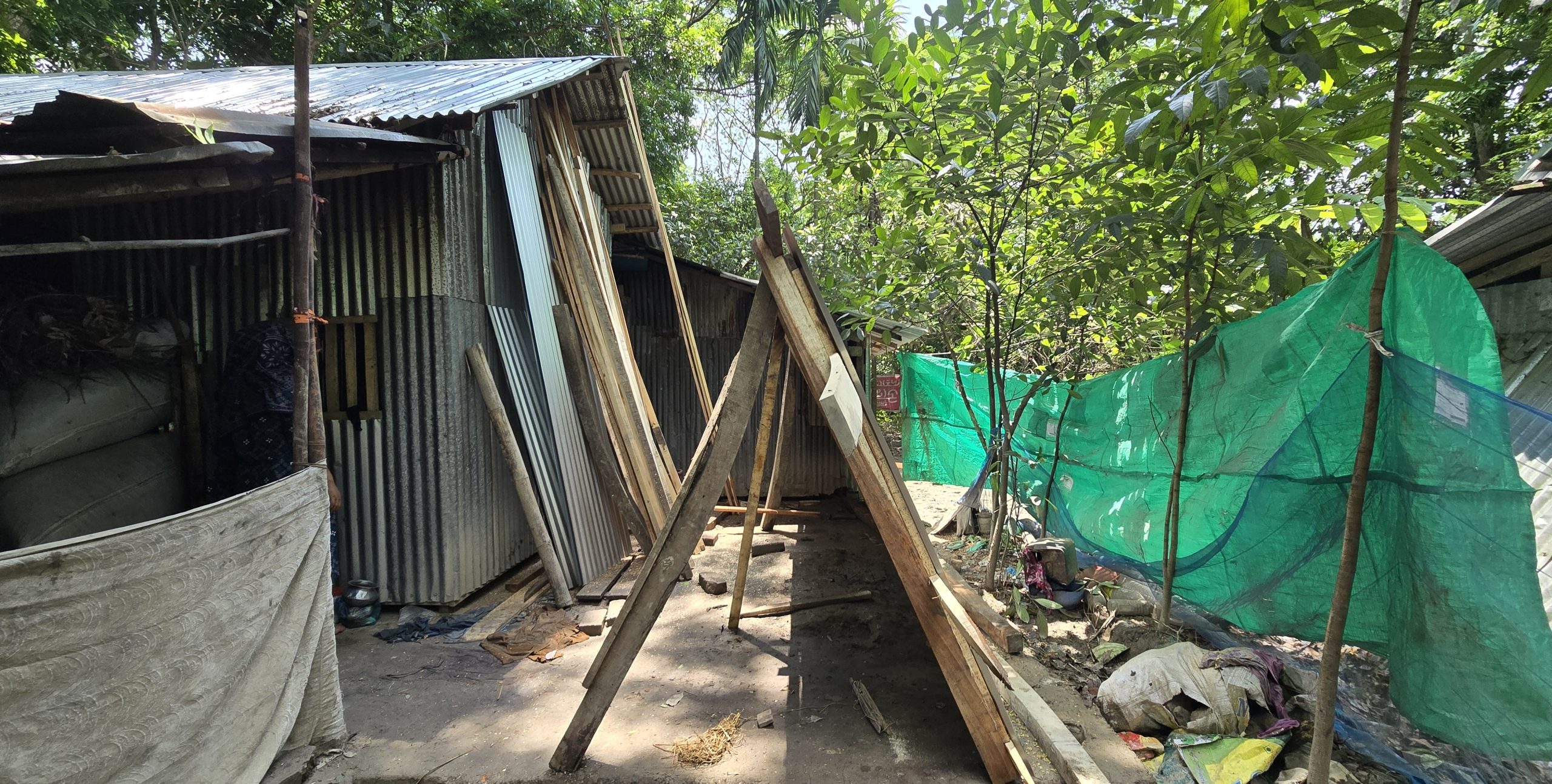 আদালতের স্থগিতাদেশ অমান্য করে ঘর নির্মাণের অভিযোগ, দুমকিতে শশুর-জামাতার বিরোধে উত্তেজনা