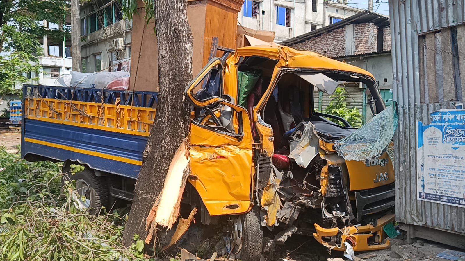 দুমকিতে পিকআপের চাপায় প্রাণ গেল অবসরপ্রাপ্ত ব্যাংকারের, আহত ১