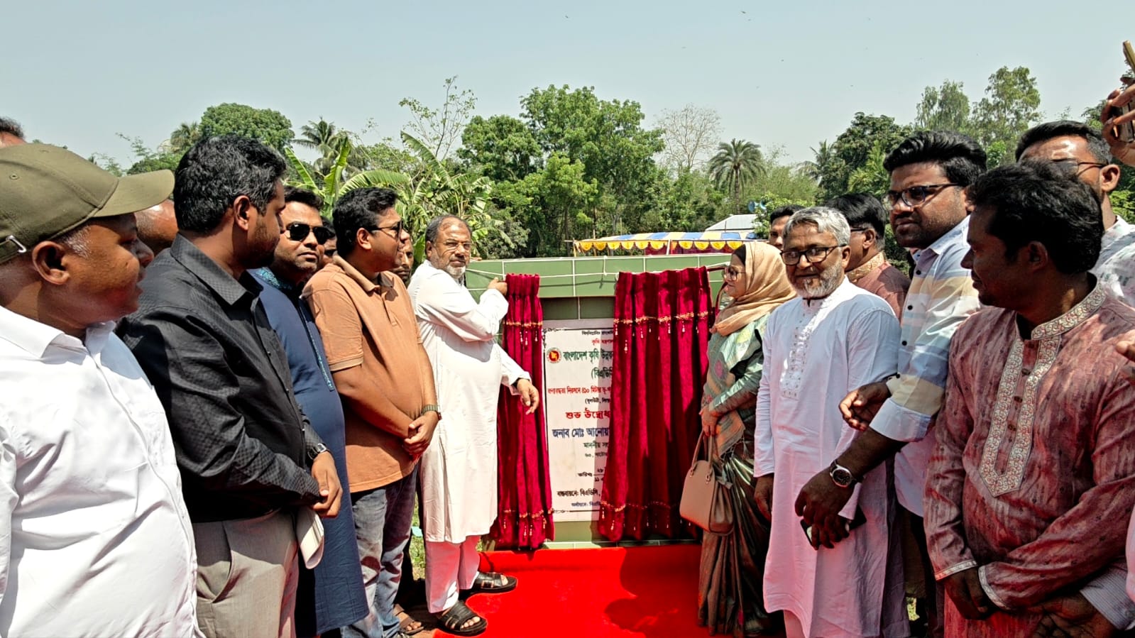 সিংড়ায় জলাবদ্ধতা নিরসনে ভূ-গর্ভস্থ পানির পাইপ লাইন নির্মাণ কাজের শুভ উদ্বোধন