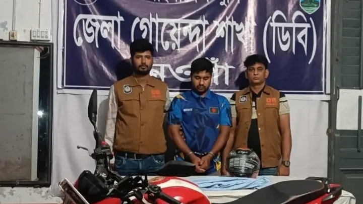 নওগাঁয় স্কুলছাত্রীকে উত্যক্ত ও হেনস্তার অভিযোগে যুবক গ্রেফতার