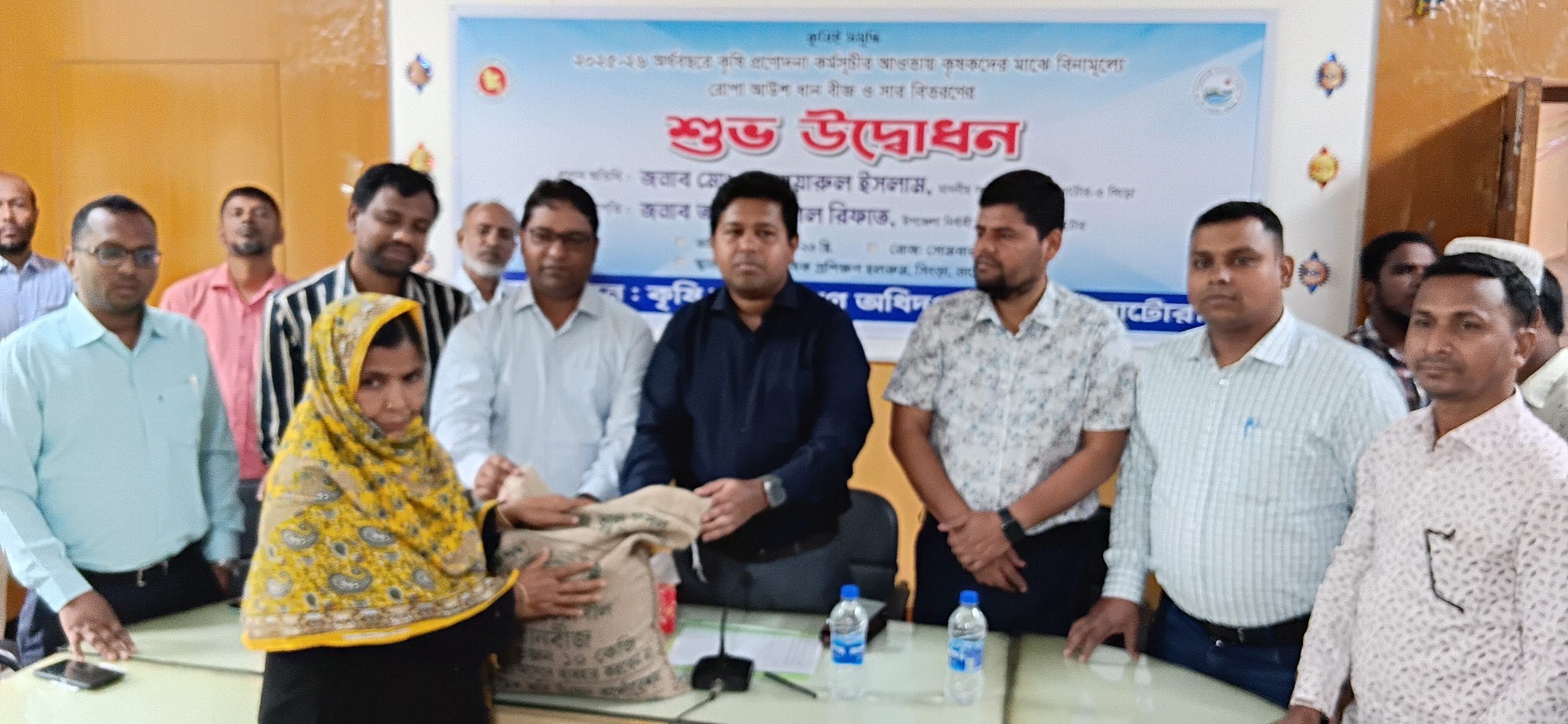 সিংড়ায় ৪ হাজার কৃষকের মাঝে বিনামূল্যে আউশ ধানের বীজ ও সার বিতরণ