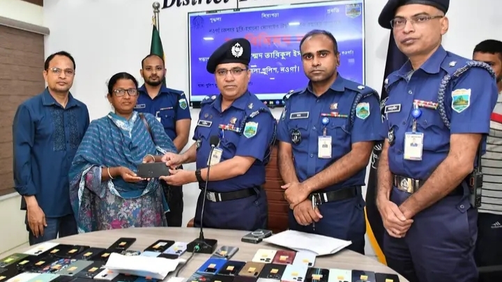 নওগাঁয় উদ্ধারকৃত ৮৫টি মোবাইল ফোন মালিকদের নিকট হস্তান্তর