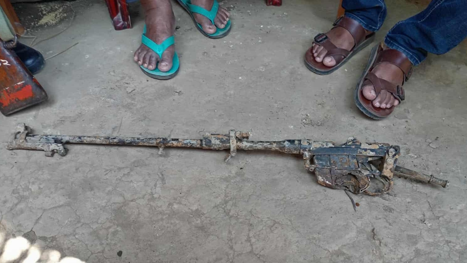 রাণীনগরে পুকুর খননকালে মিলল পুরনো রাইফেলের অংশবিশেষ