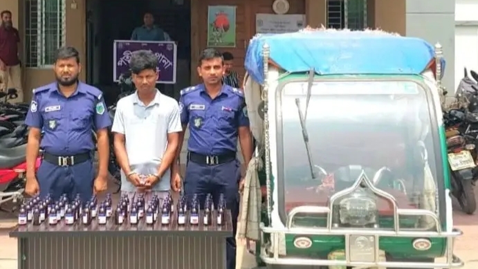 নওগাঁর পত্নীতলায় পুলিশের অভিযানে ইজিবাইকসহ মাদক ডিলার আটক, ৭০ বোতল এসকাফ উদ্ধার