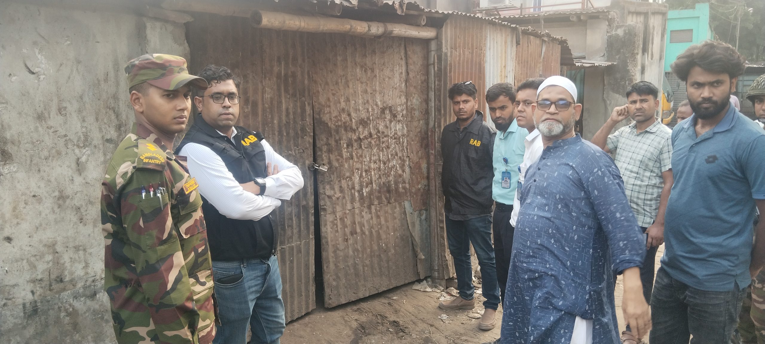 ভোজ্য তেলের মজুদকারীদের বিরুদ্ধে র্যাব ও জেলা প্রশাসনের যৌথ অভিযান, জরিমানা আদায়