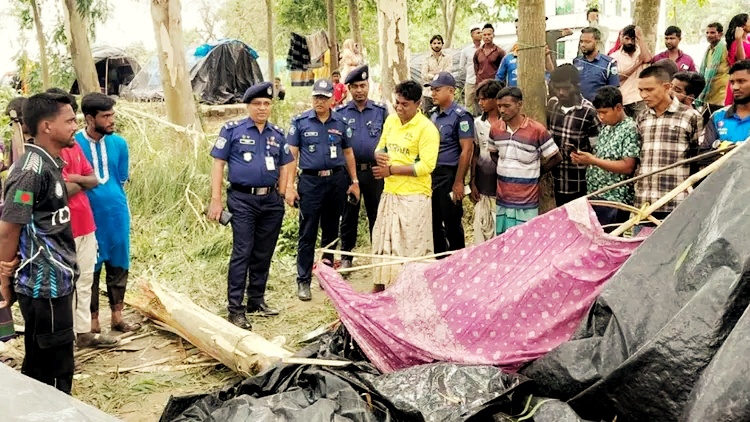 নওগাঁর আত্রাইয়ে কালবৈশাখী ঝড়ে গাছ পড়ে অন্তঃসত্ত্বা নারীর মৃত্যু