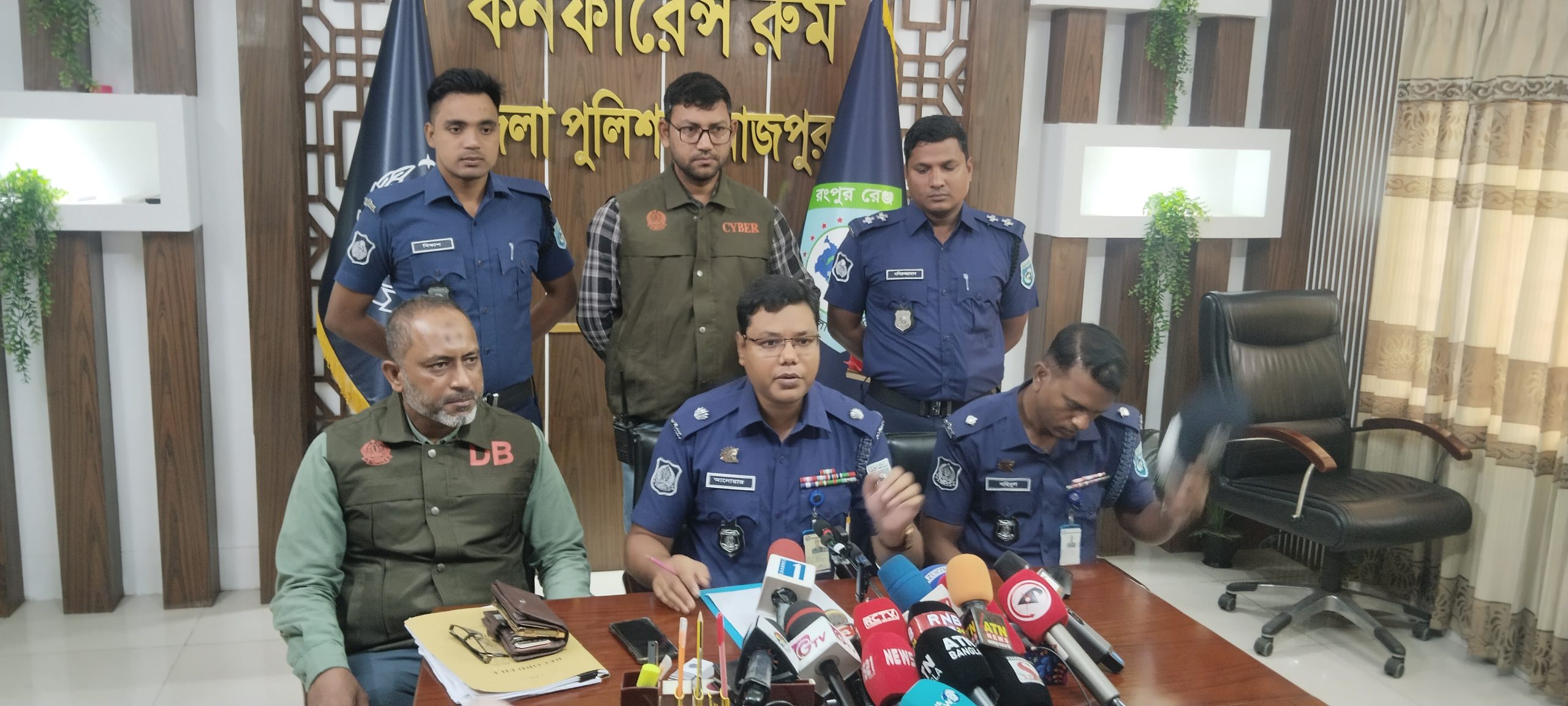 দিনাজপুরে বৃদ্ধাকে হত্যা করে লুট: নাতিসহ তিনজন গ্রেফতার