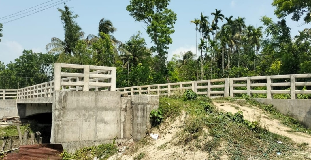 ২ কোটি ২৩ লাখ টাকার সেতু ‘অচল’ সংযোগ সড়ক না থাকায় দুর্ভোগে ৫ গ্রামের মানুষ!