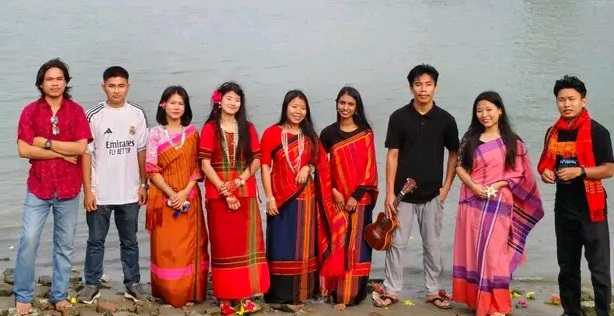 কীর্তনখোলায় ফুল ভাসিয়ে ববি’র চাকমা শিক্ষার্থীদের ‘ফুল বিজু’ উদযাপন