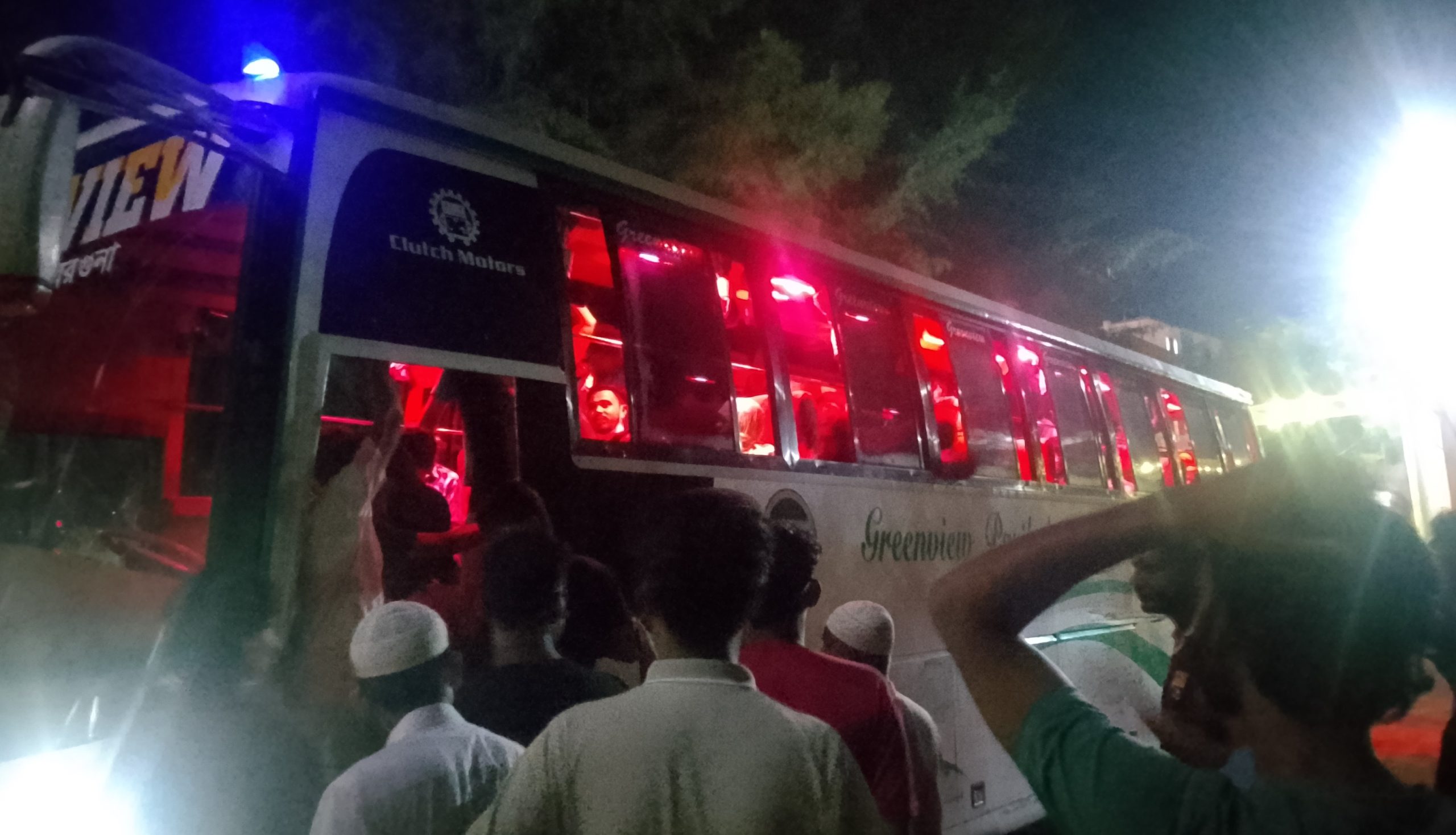 বেপরোয়া গতিতে বাস চালানোয় চালককে মারধর, গাড়ি ভাঙচুর-জরিমানা আদায় ববি শিক্ষার্থীদের