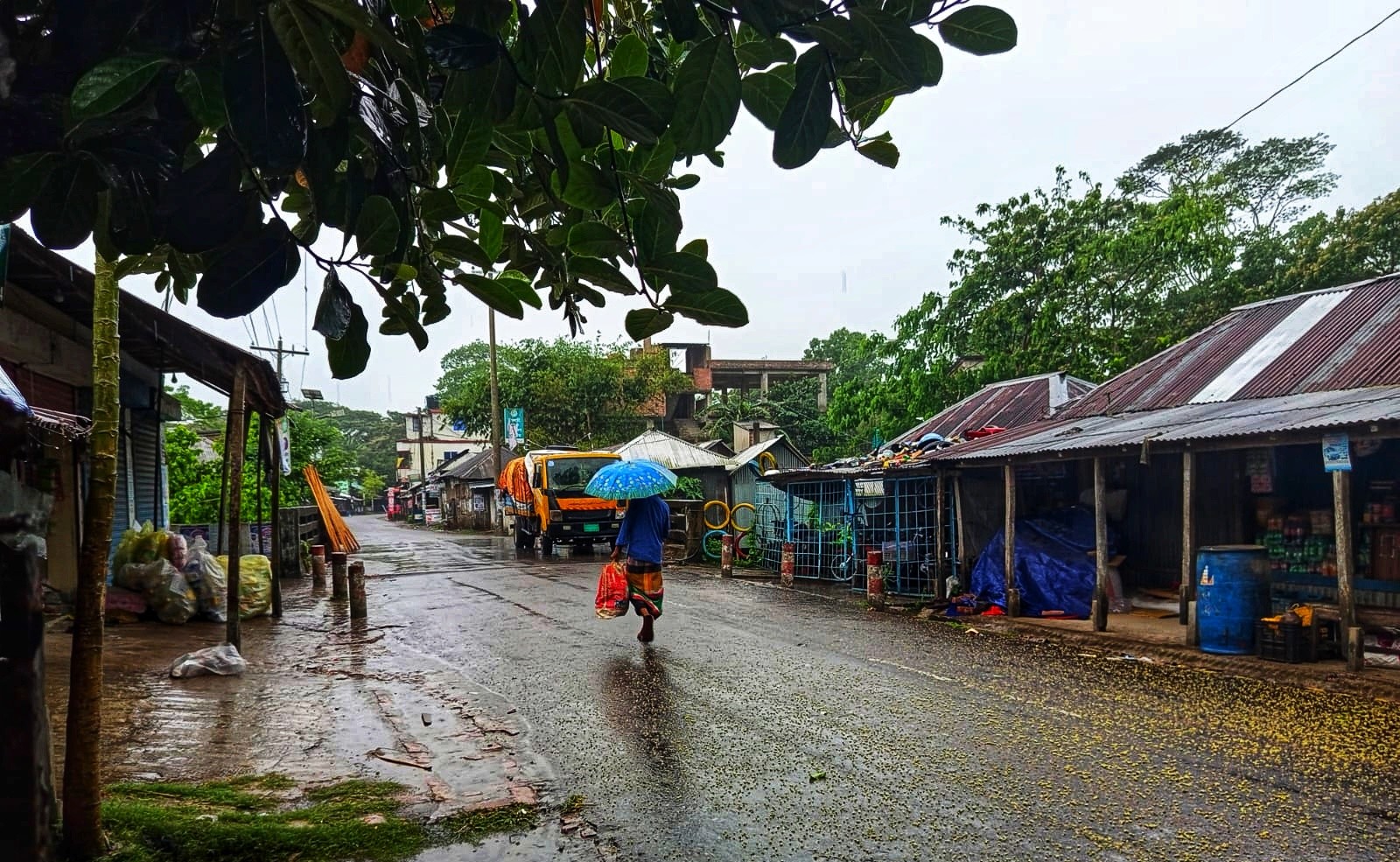 আগৈলঝাড়ায় অঝোর ধারায় বৃষ্টি: জনজীবনে স্বস্তির মাঝেও ভোগান্তি