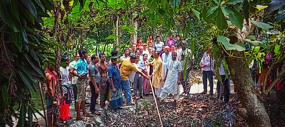 আগৈলঝাড়ায় খালের আবর্জনা অপসারণের রক্ষায় সচেতনতামূলক এডভোকেস ক্যাম্পেইন