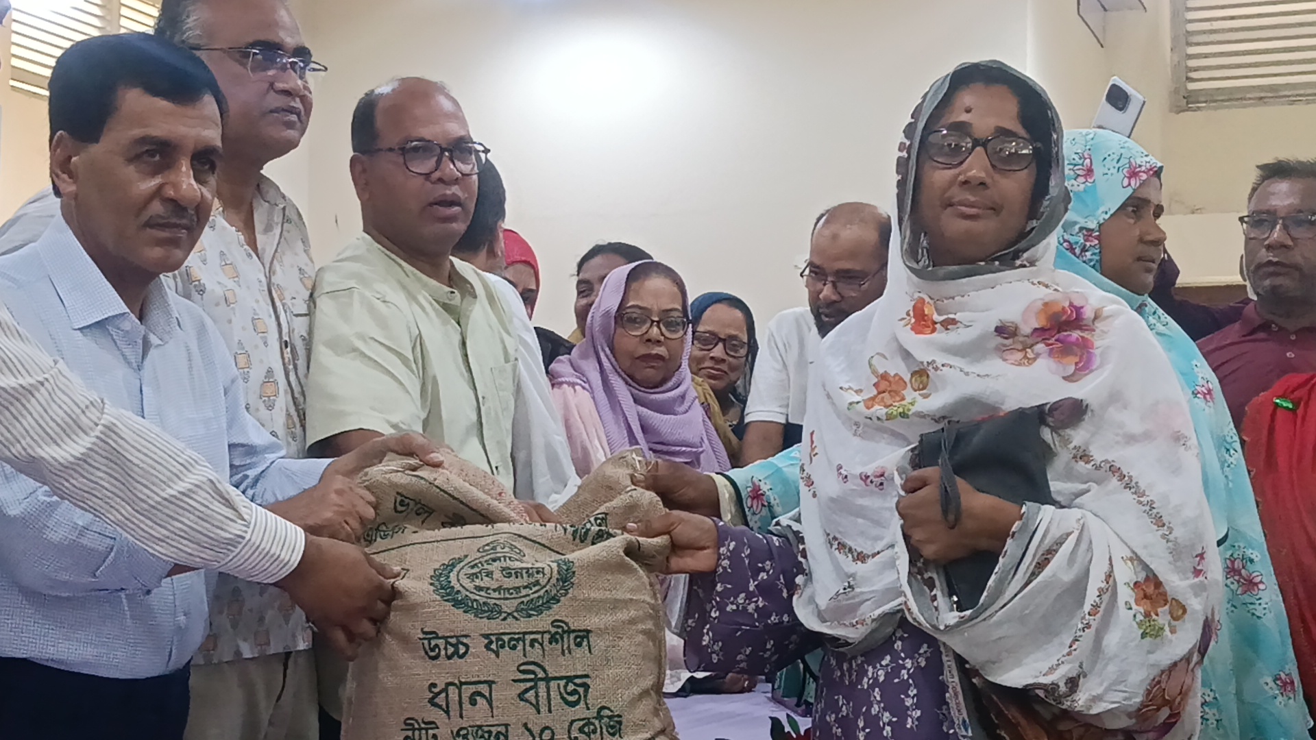 নওগাঁয় পাঁচ হাজার কৃষক পেলেন বিনামূল্যে আউশ ধানের বীজ ও সার