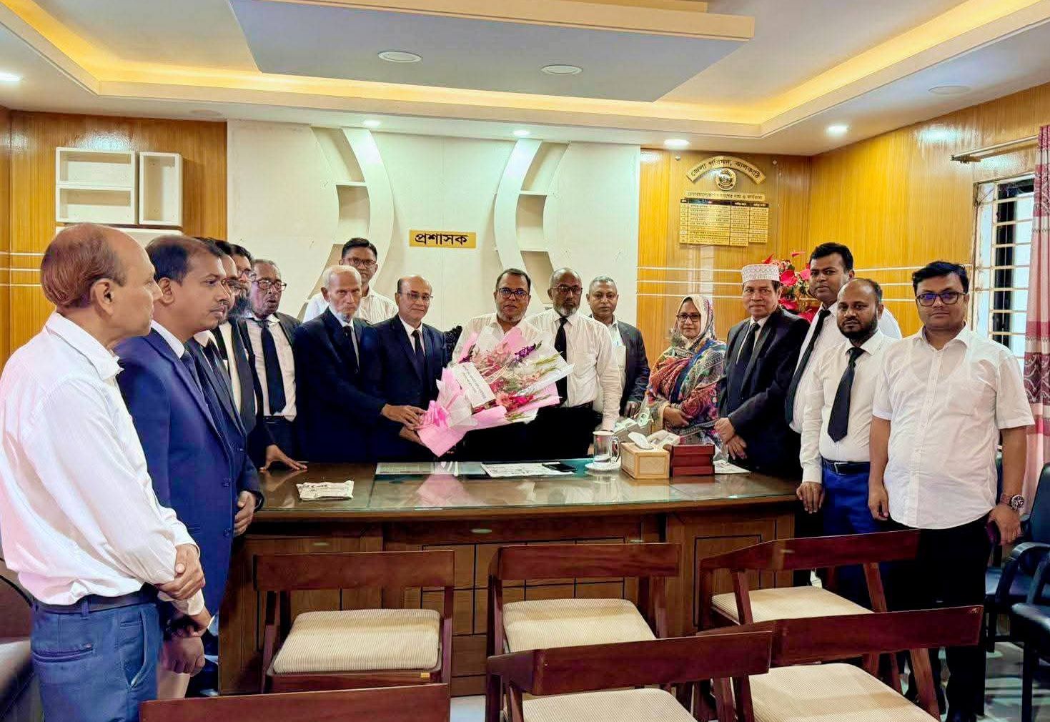 ঝালকাঠী জেলা পরিষদ প্রশাসক শাহাদাৎ কে আইনজীবী সমিতি ও যুব রেড ক্রিসেন্টের ফুলেল শুভেচছা