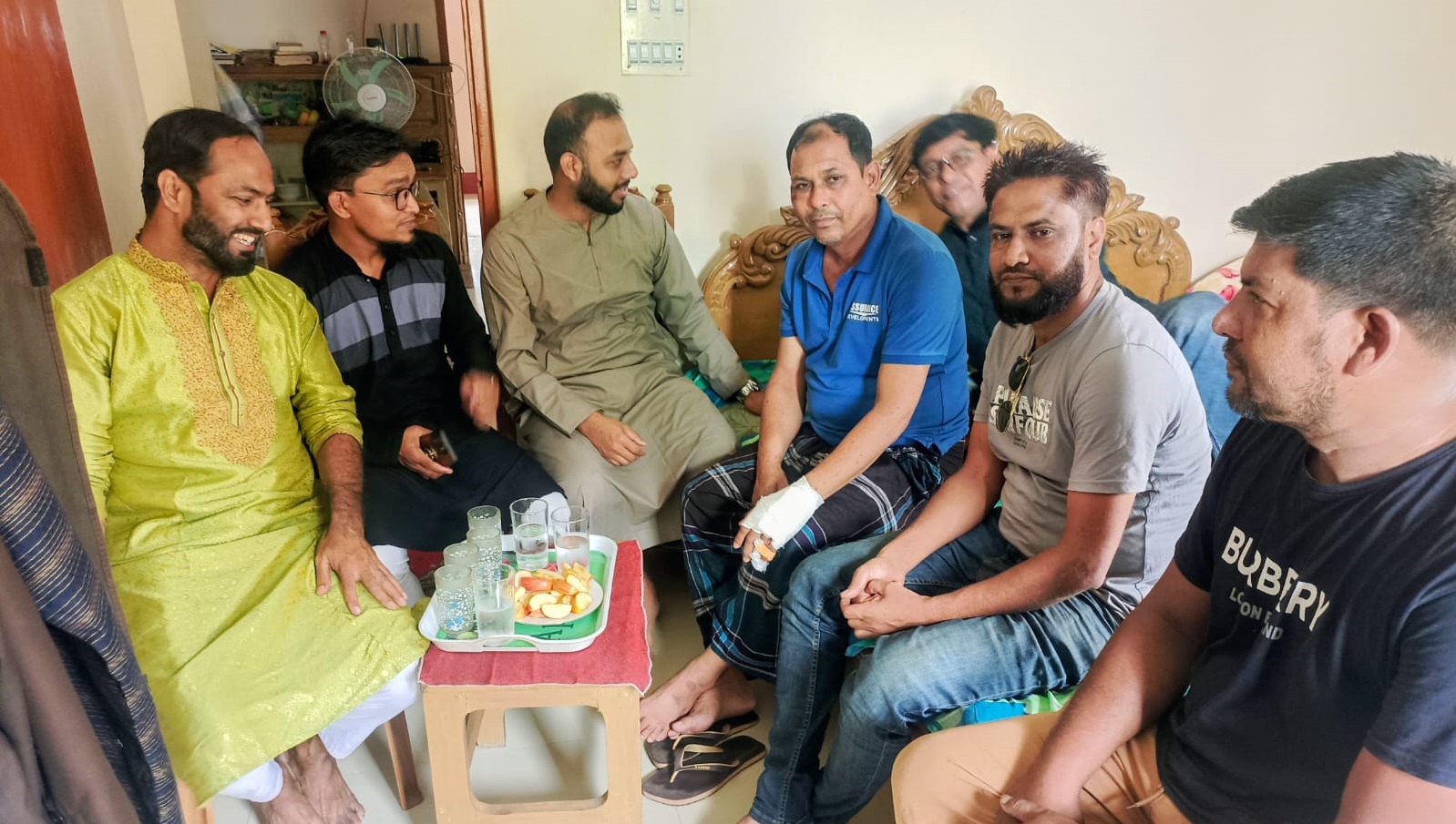 সড়ক দুর্ঘটনায় আহত নিসচা এর উপদেষ্টাকে দেখতে নিসচা কমলগঞ্জ নেতৃবৃন্দ