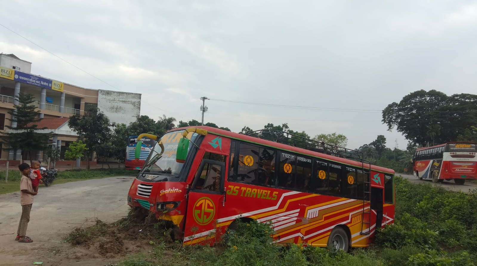 কালীগঞ্জে নিয়ন্ত্রন হারিয়ে যাত্রীবাহী বাস খাদে, আহত ৮
