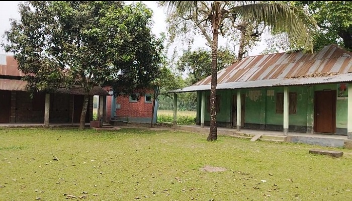 খানসামায় সময় দুপুর ২ টা মাদ্রাসায় ঝুলছে তালা, শিক্ষা ব্যবস্থা নিয়ে তোলপাড়