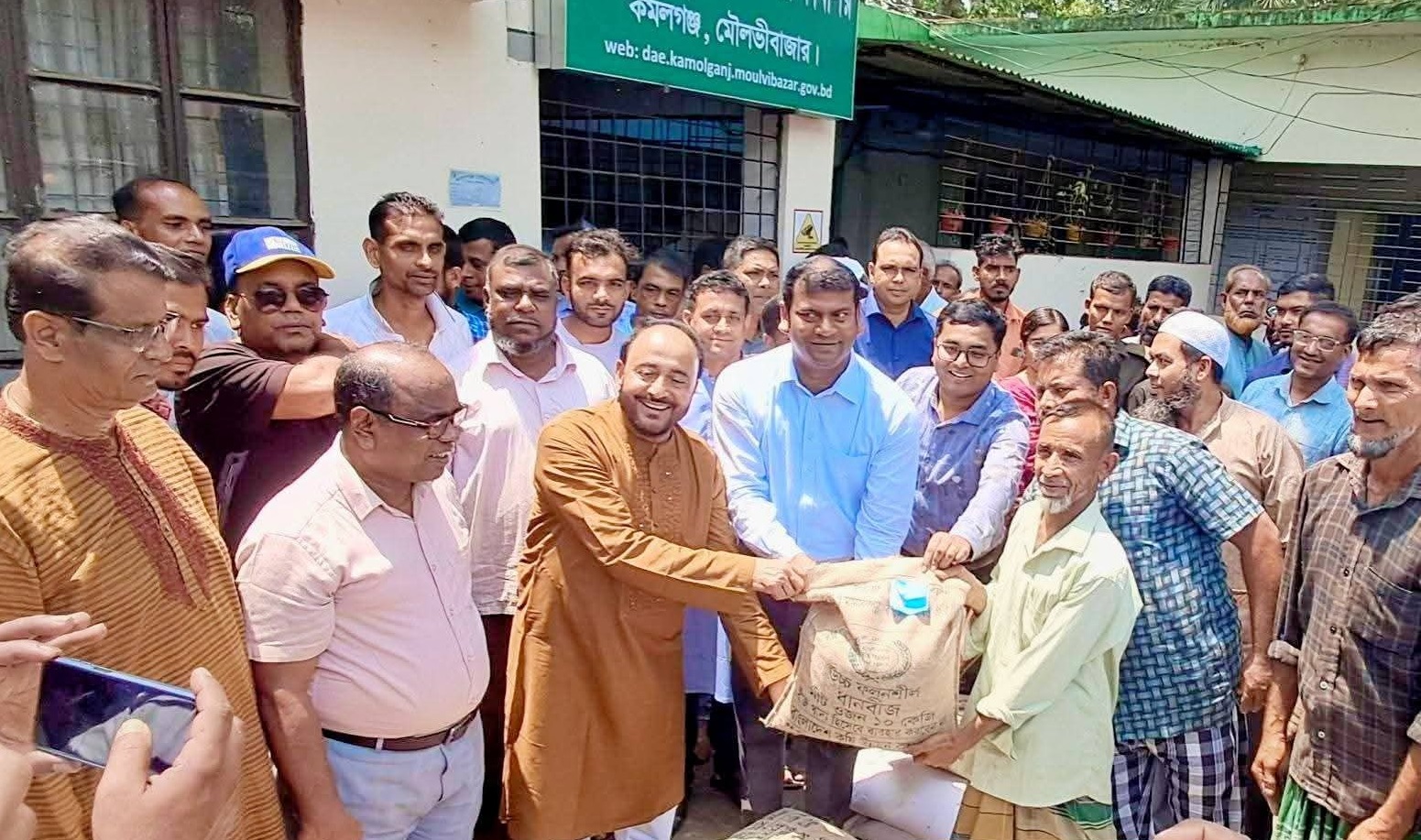কমলগঞ্জে ৬ হাজার ৩০০ কৃষকের মাঝে সরকারি প্রণোদনার বীজ ও সার বিতরণ