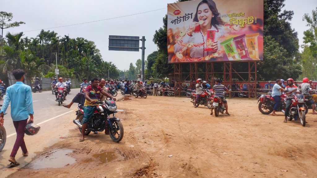 কুড়িগ্রামে বিভিন্ন পেট্রোল পাম্পে ঘণ্টার পর ঘণ্টা লাইনে দাঁড়িয়েও মিলছে না তেল