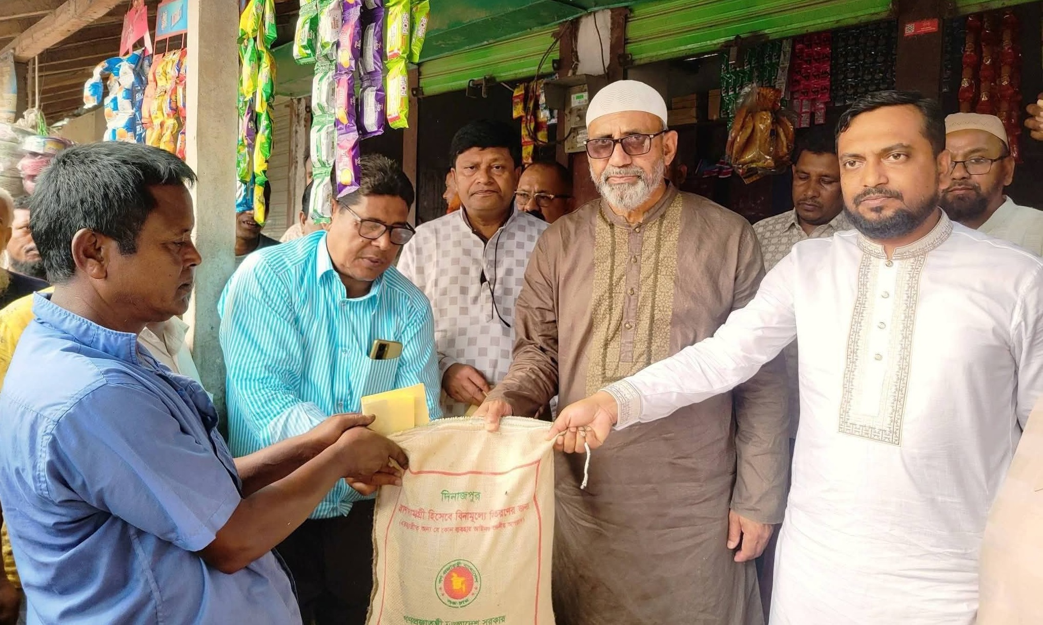 খানসামায় অগ্নিকাণ্ডে ক্ষতিগ্রস্ত ৫ দোকান পরিদর্শন করলেন হুইপ আখতারুজ্জামান মিয়া