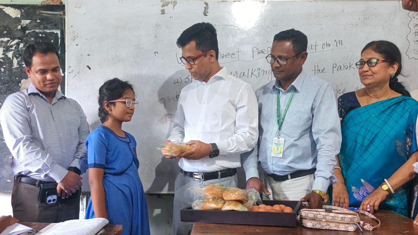 স্বরূপকাঠিতে জেলা প্রশাসকের স্কুল ফিডিং কার্যক্রমের পরিদর্শন