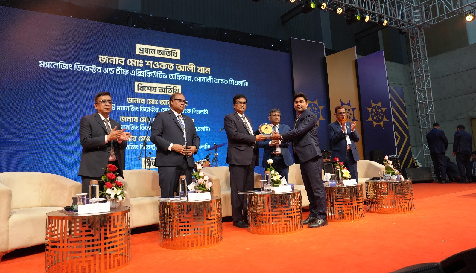 সোনালী ব্যাংক জিয়ানগর শাখা ম্যানেজার মশিউর রহমান গাজীর কৃতিত্ব অর্জন : সম্মাননা ক্রেস্ট প্রদা