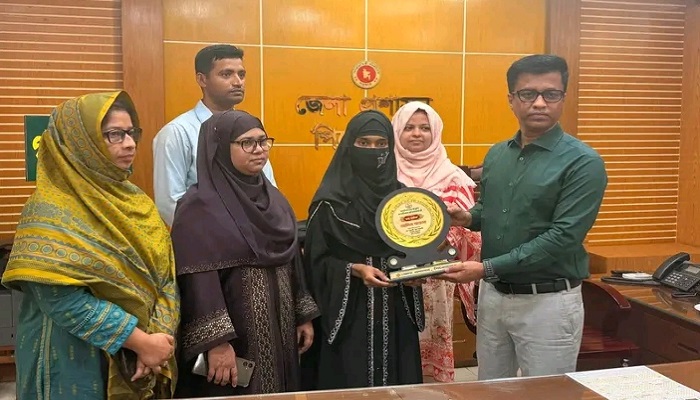 বাল্য বিবাহে রাজি না হওয়া স্কুল শিক্ষার্থীকে জেলা প্রশাসকের ‘কন্যা সাহসিকতা’ সম্মাননা