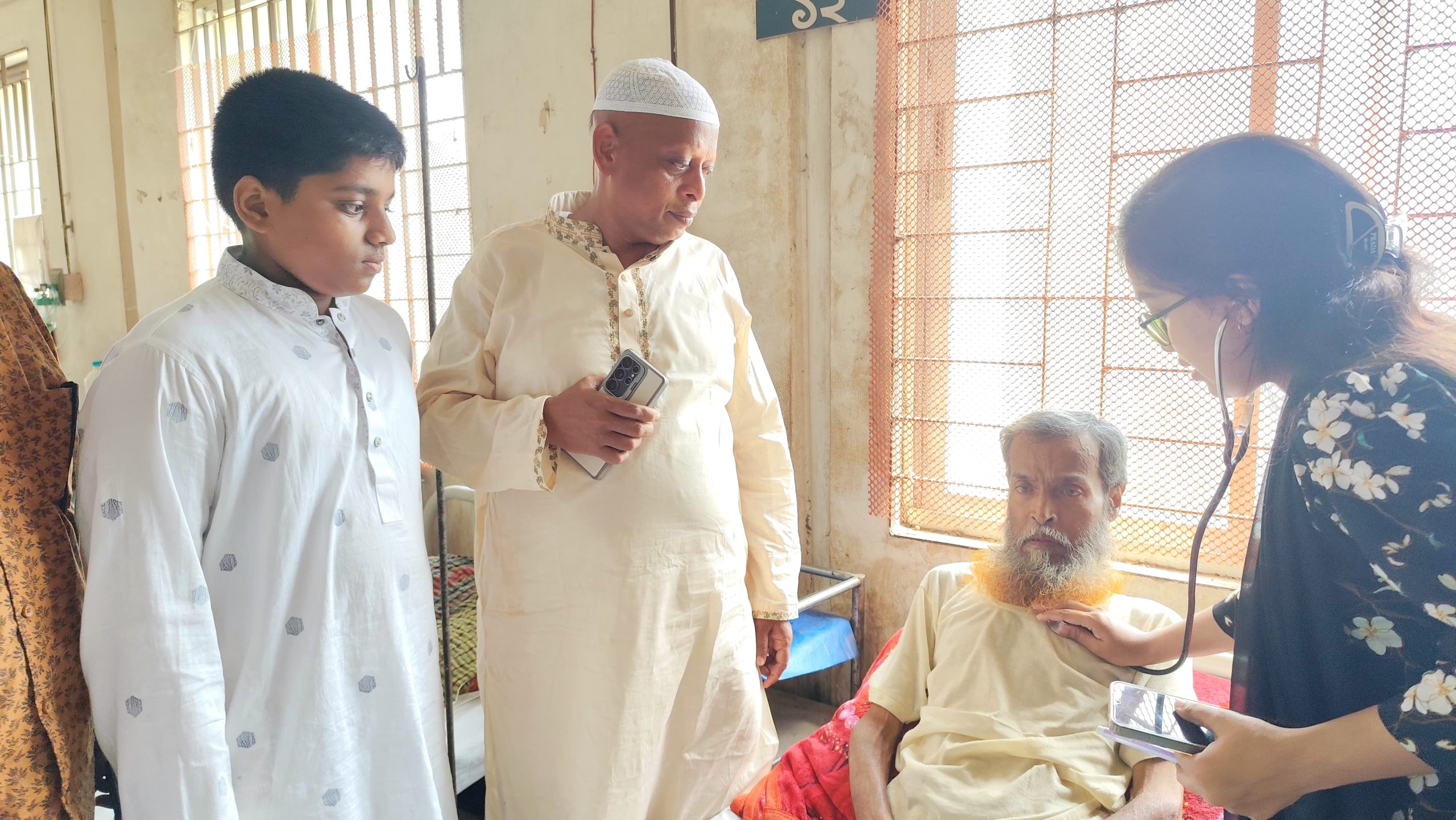 অসুস্থ আমজাদ হোসেনের চিকিৎসার দায়িত্ব নিলেন ধর্মমন্ত্রী কায়কোবাদ