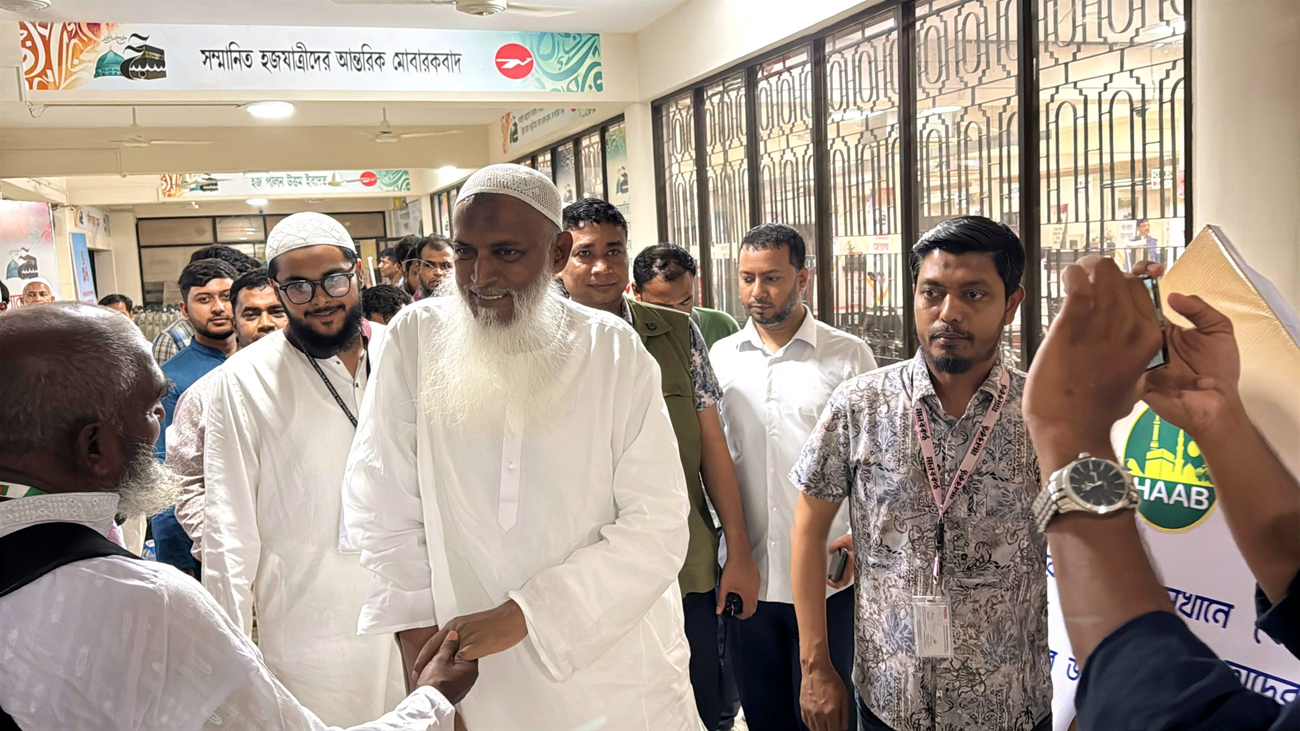 গভীর রাতে হজযাত্রীদের সেবায় হজক্যাম্পে ধর্মমন্ত্রী কায়কোবাদ