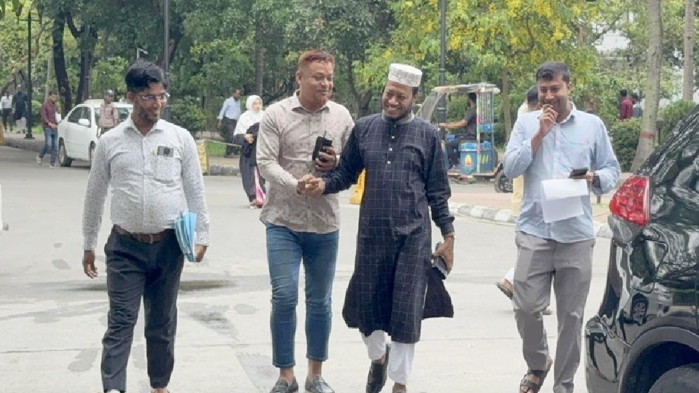 গ্রেফতারি পরোয়ানা জারির পর আমির হামজার আগাম জামিন আবেদন