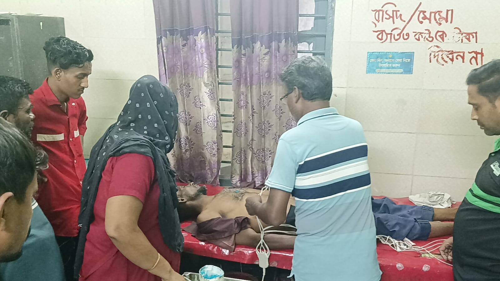 কালীগঞ্জে দুই বাসের প্রতিযোগীতার মাঝে পড়ে হকারের মর্মান্তিক মৃত্যু