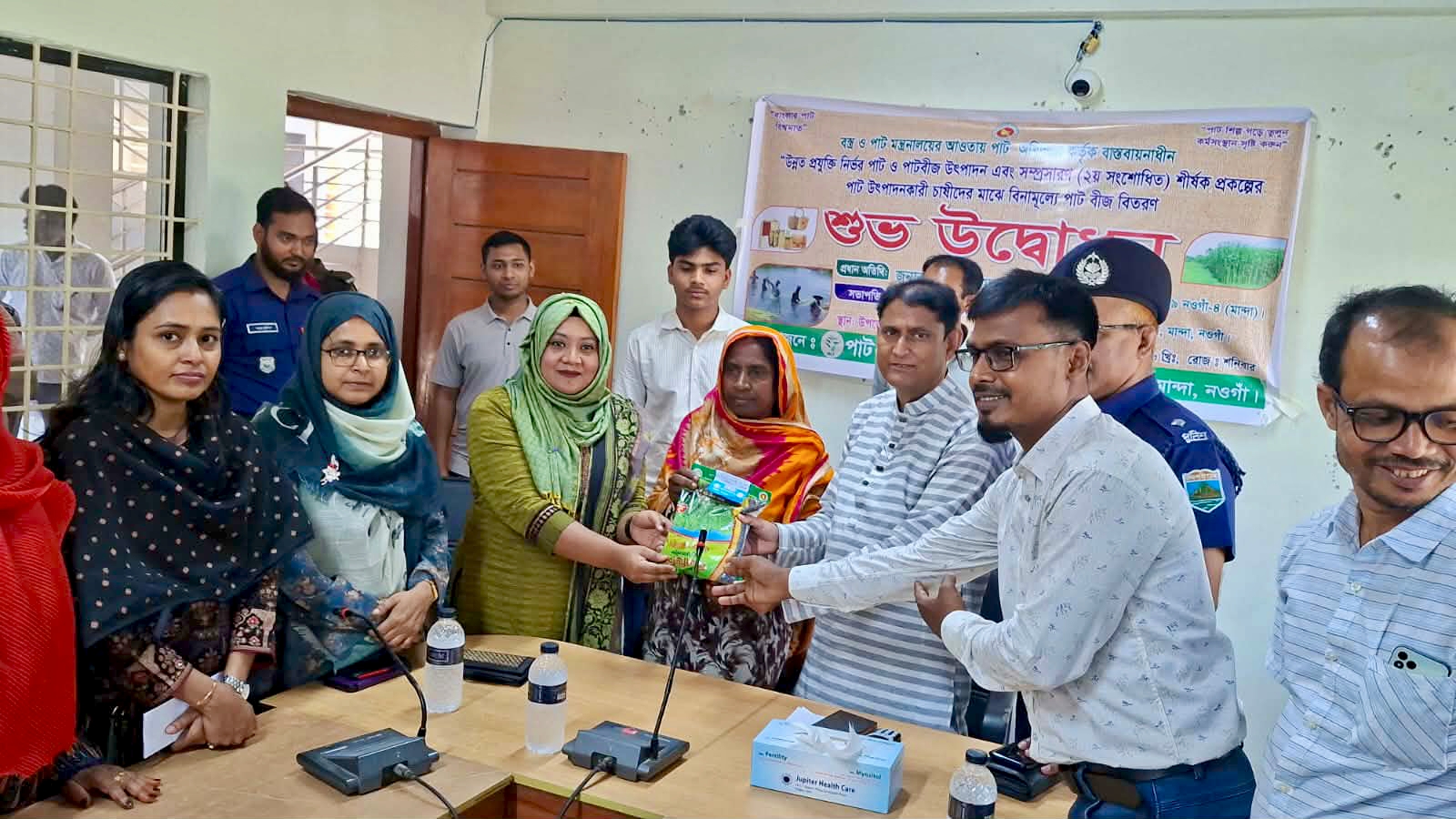 মান্দায় পাটবীজ বিতরণ ও শুভ উদ্বোধন
